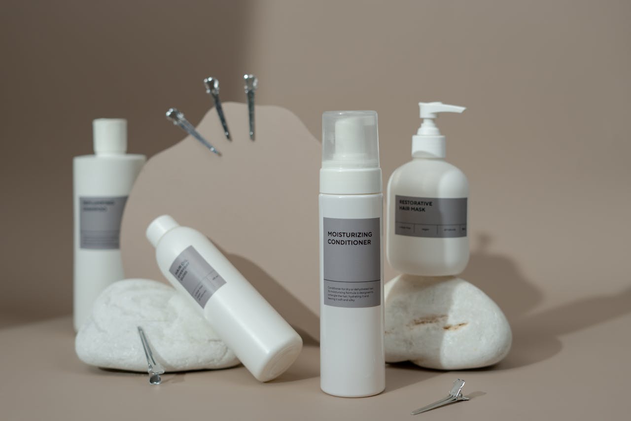 about-02 Elegant still life of beauty products and hair accessories on a neutral background, highlighting a minimalist design.